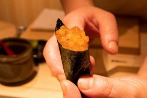 八王子で記念日・デートなどにおすすめの寿司屋「鮨つぐみ」でご提供するおまかせコースのお寿司を握るイメージ画像