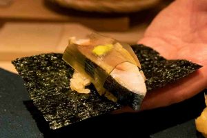 八王子で記念日・デートなどにおすすめの寿司屋「鮨つぐみ」のおまかせコースで提供するお寿司イメージ画像