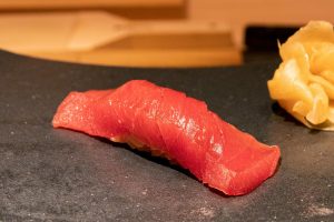 八王子で料理人が握る本格寿司と厳選ワインが楽しめる「鮨つぐみ」のおまかせコースでお届けするお寿司イメージ画像