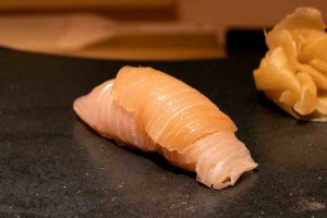 八王子で料理人が握る本格寿司と厳選ワインが楽しめる「鮨つぐみ」のおまかせコースでご提供する美味しいお寿司のイメージ画像