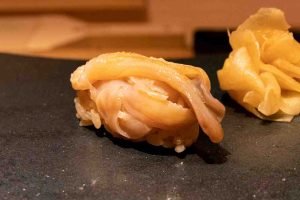 八王子で料理人が握る本格寿司と厳選ワインが楽しめる「鮨つぐみ」で提供するおまかせコースのお寿司イメージ画像