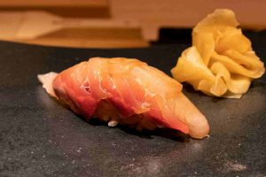 八王子で料理人が握る本格寿司と厳選ワインが楽しめる「鮨つぐみ」のおまかせコースでご提供するこだわりのお寿司の画像