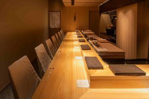 八王子で会食・接待などに使える寿司屋「鮨つぐみ」のカウンター席の画像